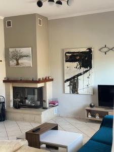 Televízia a/alebo spoločenská miestnosť v ubytovaní Sofia's beautiful sea view house 160sqm