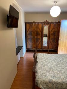 TV a/nebo společenská místnost v ubytování Il cortile da Tania