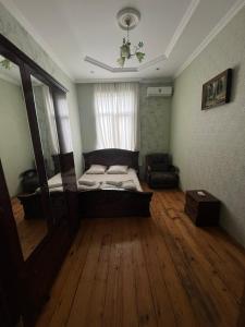 Rúm í herbergi á Guest House Danelia