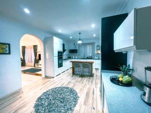 une cuisine avec des appareils blancs et un parquet dans l'établissement Maryland House in Com 20 Tema Greater Accra Ghana, à Kwedonu 21 autres photos