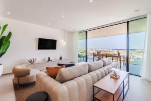 un soggiorno con un divano e una TV di The Ocean Penthouse VR2-5A a Lagos
