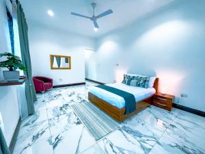 - une chambre avec un lit et un sol en marbre dans l'établissement Maryland House in Com 20 Tema Greater Accra Ghana, à Kwedonu