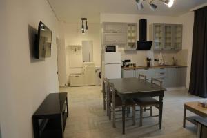 A kitchen or kitchenette at Memory Apart Hotel