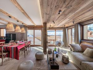 ein Wohnzimmer mit Tisch und Couch in der Unterkunft Appartement neuf et spacieux, idéal pour familles, proche des pistes et calme montagnard - FR-1-570-14 in Levassaix