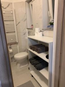 y baño con lavabo, aseo y toallas. en OG Apartman, en Ogulin 28 fotos más