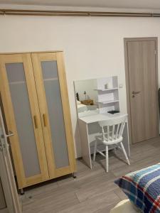 オグリンにあるOG Apartmanのベッドルーム(デスク、鏡、椅子付) +28枚の写真