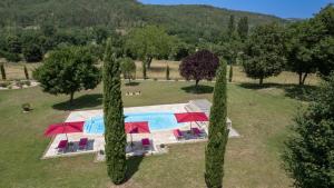 an aerial view of a villa with a pool and trees at Ancienne grange rénovée avec piscine in Vaillac