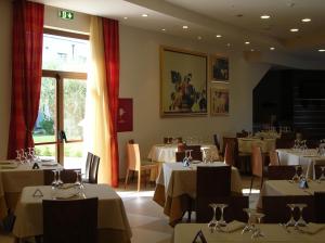 Restoran või mõni muu söögikoht majutusasutuses Hermes Hotel