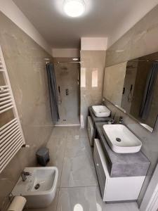 a bathroom with two sinks and a shower at Casa Florean in Cicciano +4 photos