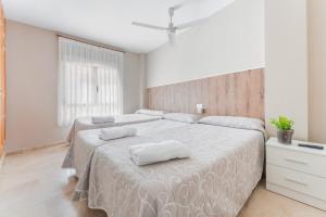 1 dormitorio blanco con 2 camas y sábanas blancas en Hostal El Bugar, en Teruel