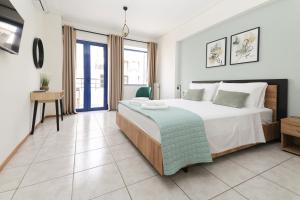 Un dormitorio con una cama grande en una habitación. en Xenia's cozy spot, en Volos 40 fotos más