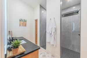 een badkamer met een inloopdouche en een wastafel bij The Echo - Forest Romance with Sunken Hot Tub Underneath the Starlit Night in Broken Bow +23 foto's