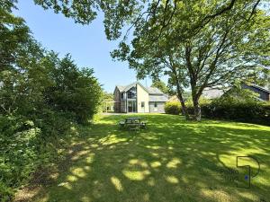 a picnic table in the middle of a yard at Hên Stablau - Spacious Pet-Friendly Welsh Retreat by PolkaStays in Llanfihangel-Glyn-Myfyr