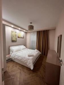 Postel nebo postele na pokoji v ubytování Shëngjini Apartments -Twin Towers-