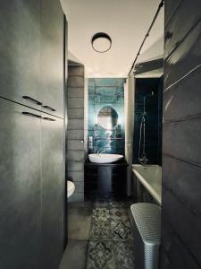 a bathroom with a sink and a toilet and a tub at Klimatyczny apartament Złotniki in Wrocław