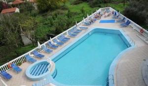 an overhead view of a swimming pool with lounge chairs and sidx sidx at Amare Apartments in Planos