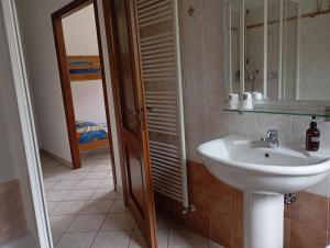 A bathroom at AGRITURISMO Cré Seren