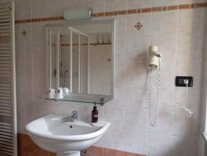 A bathroom at AGRITURISMO Cré Seren