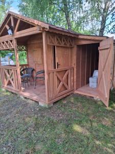 Bygningen som campingpladsen ligger i