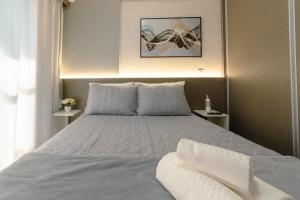 a bedroom with a bed with white sheets and pillows at Apartamento Sofisticado Perto de Tudo JR1304 in Maringá +24 photos