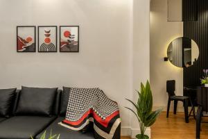Minimalist Apt at DAC Intl Airport Msg to Avail Special Offer for Flight Catcher的休息区