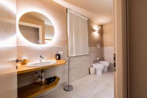un baño con lavabo e inodoro en GM Luxury Apartment, en Palermo