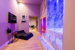 Baño púrpura con bañera y mesa en GM Luxury Apartment, en Palermo 16 fotos más