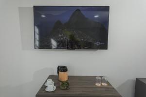 TV a/nebo společenská místnost v ubytování Sumaq Cusco Suites
