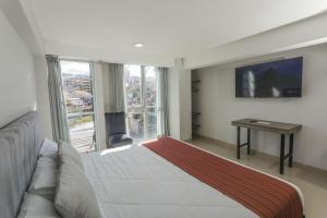 Postel nebo postele na pokoji v ubytování Sumaq Cusco Suites