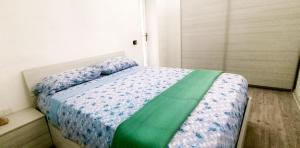 Postel nebo postele na pokoji v ubytování Como lake stay& service