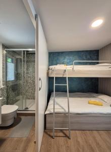 Koupelna v ubytování Vila Miniatura Luxury Mobile Home in Camp Oaza Mira