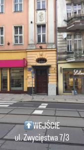 a building on a city street with a store at Apartament "Przy Rynku" in Gliwice