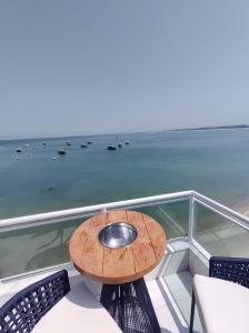 un tavolo sul ponte di una barca di Apto pé na Areia a Ilha do Frade