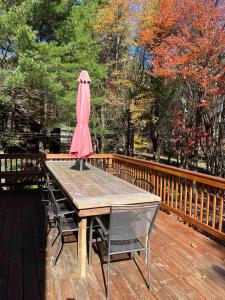 Imagen de la galería de Game room, hot tub, minutes to skiing, sleeps 16,, en Albrightsville
