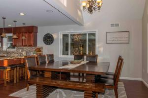 Imagen de la galería de Game room, hot tub, minutes to skiing, sleeps 16,, en Albrightsville