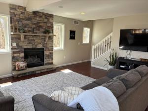 Imagen de la galería de Game room, hot tub, minutes to skiing, sleeps 16,, en Albrightsville