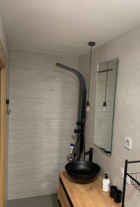 a bathroom with a black sink on top of a counter at Apartamento El Atardecer in El Perelló