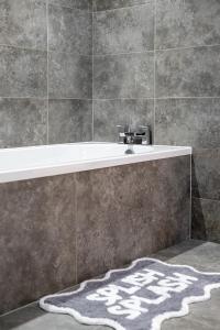 Koupelna v ubytování Luxury 4 Bed home for Groups and Families - Driveway-Garden-Gatwick Horley + 24 fotografií