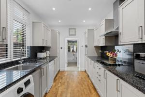 Kuchyň nebo kuchyňský kout v ubytování Luxury 4 Bed home for Groups and Families - Driveway-Garden-Gatwick Horley