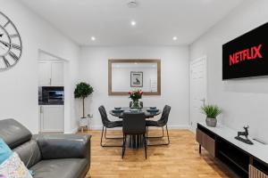 TV a/nebo společenská místnost v ubytování Luxury 4 Bed home for Groups and Families - Driveway-Garden-Gatwick Horley
