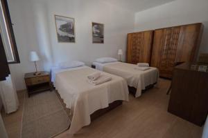 a hotel room with two beds in a room at Apartment Poli šterne, two rooms and pet friendly in Rakalj