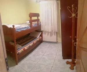 Zimmer mit 2 Etagenbetten und einer Tür in der Unterkunft νέα ηρακλειτσα όμορφο διαμέρισμα in Nea Iraklitsa