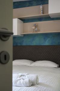 Postel nebo postele na pokoji v ubytování Vila Miniatura Luxury Mobile Home in Camp Oaza Mira