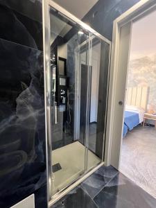 una doccia in vetro in una camera da letto di Hotel Le Grazie a Portovenere