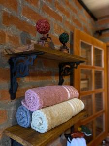 a group of towels sitting on a wooden shelf at Villa da Serra in Águas da Prata