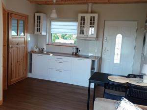 Kuchyňa alebo kuchynka v ubytovaní Apartamenty Poświata - z widokiem na łąki