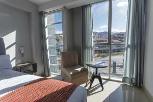 Postel nebo postele na pokoji v ubytování Sumaq Cusco Suites