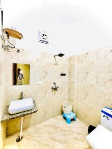 バラナシにあるVaranasi Luxury Premium Hotel Medhya ! Grand Near Kashi Vishwanath Temple And Ganga Ghat With #Wi-Fi #Room Service - Fully Air Conditioned Rooms & Prime Location - Best Seller Hotel In Varanasiの洗面台とトイレ付きのバスルーム