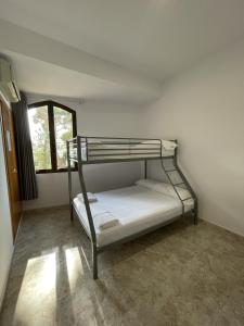 a bunk bed in a room with a window at Albergue Rosa Molas in Arrabal de Jesús
