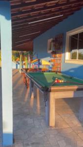 ein Raum mit einem Billardtisch in einem Raum mit in der Unterkunft sitio sonho verde in Serra Negra